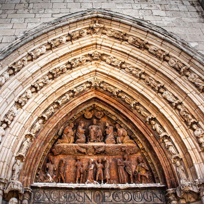 Arco gótico de la portada de la iglesia de san esteban